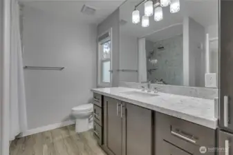 Primary en-suite bathroom
