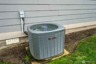 Heat pump for efficient heating and cooling