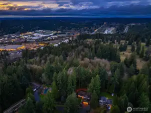 Close proximity to tasting rooms, mere minutes to all Woodinville has to offer!
