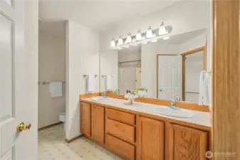 Private primary bathroom!