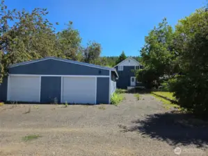 Huge 4 car garage/ shop!