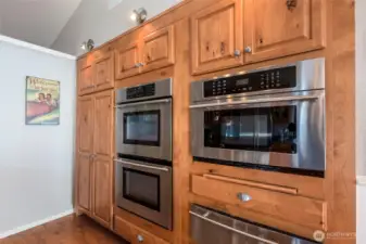 Double oven! Entertaining will be a breeze.