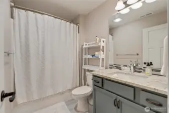 Upstairs full guest bath.