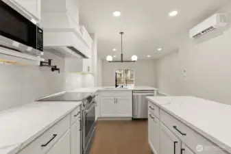 Photographs are for illustrative purposes only. Features, finishes, interior/exterior colors, landscaping and floorplan shown may vary from actual homes built.