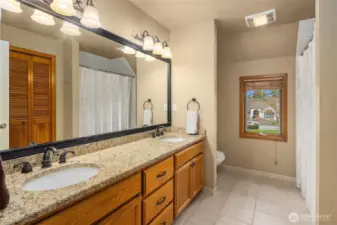 Upper bath w/dual sinks, bathtub,storage