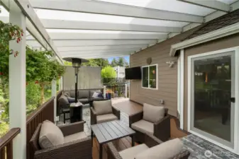 Rain or shine, the party’s on. This covered deck is decked out (pun intended) for outdoor movie nights, barbecues, or just you and a book.
