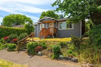 Traditional craftsman street appeal is so inviting.