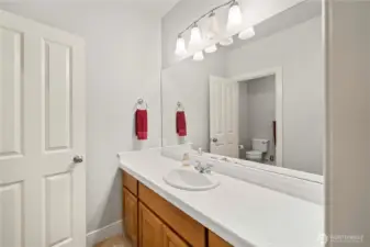 Upper floor jack-n-jill bath