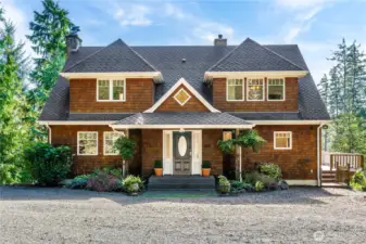 Welcome to "Love Story"...a little bit of Nantucket that just happens to be in Hoquiam on the West Coast! The vine-draped entry pillars bring so much welcome!