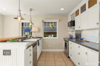 The lower level guest quarters kitchen offers plenty of storage and a full set of appliances, perfect for entertaining & caterers too.