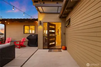 Front entry with secluded front patio