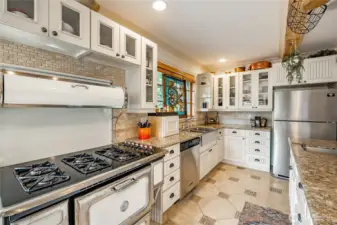 Such a iconic kitchen.