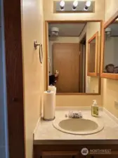 bath between 2 guest bedrooms