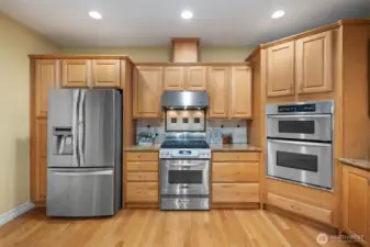 Double ovens and premium finishes for culinary enthusiats
