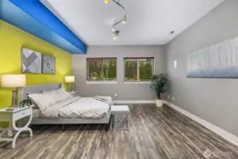 Huge bonus room - ideal for media room, playroom, or home office