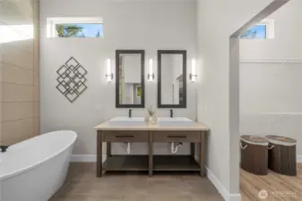 Primary en suite bath
