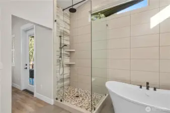Primary en suite bath/shower
