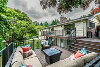 Entertainment deck