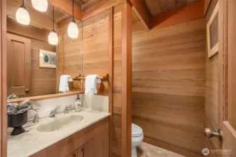 Inviting 1/2 bath.