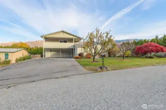 Tons of parking in the driveway. Lots of space for a large RV.