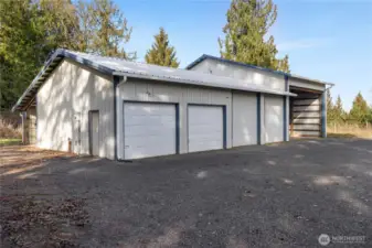2,000+ sqft shop with 5 bays and framed out room with full electric and water available. Great for storage, shop space, home business, or hobbies.