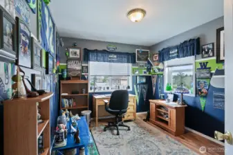 Another bedroom, currently used as office/Seahawk room!!!