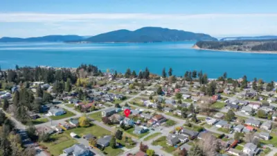 Just minutes from waterfront beaches and town.