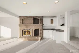 Downstairs rec room w/ gas fireplace