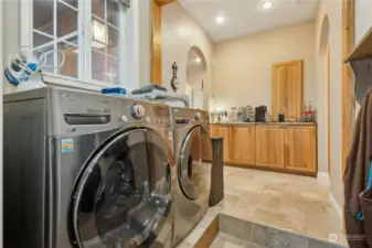 Awesome laundry area with W/D that stays!