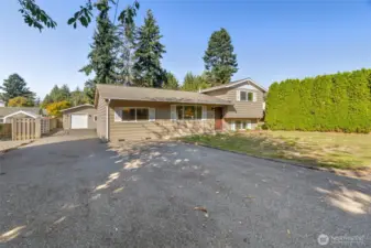 Large driveway for ample parking ...