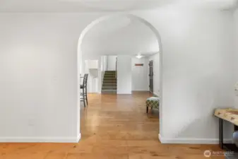 Very cool archway between the two living spaces ...