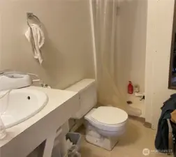 Studio 3/4 bathroom