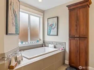 Primary suite bathtub.