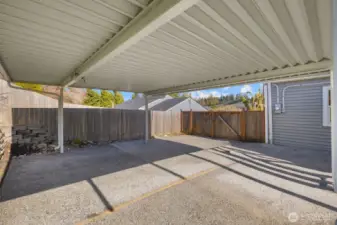 Spacious carport.