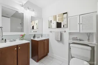 Bathrooom (virtually staged)