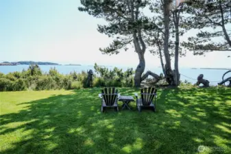 Enjoy the large lawn with summer games or simply sit quietly listening to the light wind and waves