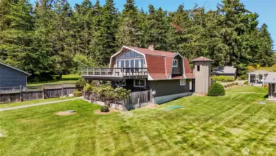 Orca Watch - 1 bedroom - where multiple generations come together to enjoy farm to table meals on the large deck overlooking the Salish Sea