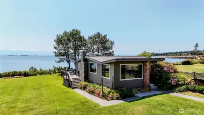 SeaSpray - the 2 bedroom front house just up from your private beach