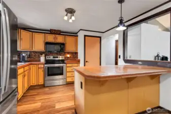 Open "window" makes it possible to cook WHILE entertaining guests or family
