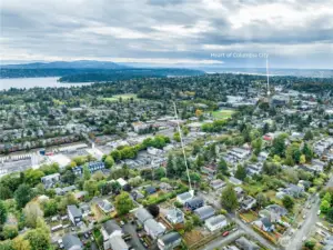 Columbia City strip about 3/4 mile away, Genesee Park, PCC, and all the many many restaurants, bars, venues and shops minutes away!