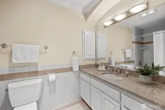 Full hallway bath with granite counters