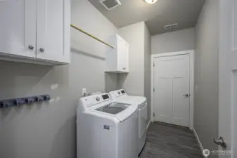 Large laundry room w/garage access