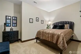 Guest room w/o closet