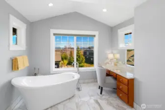 Relax in your bath with a view!