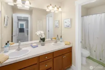 Upstairs full bathroom.