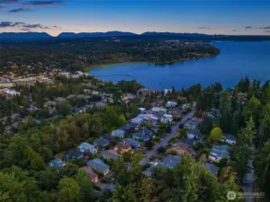 Minutes to Juanita Village, downtown Kirkland and freeways.