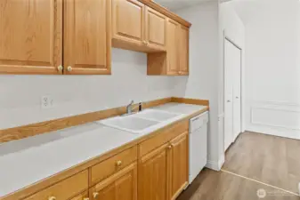 Great work space and time saving dish washer built in.