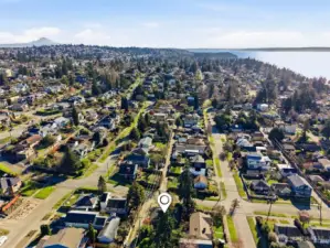 A view south with Mt Rainier out in all its glory!  That is Lincoln Park along the water.  1.4 miles to Lohman Beach Park, on the north end of Lincoln.