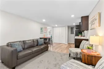 Lower Level features a separate entrance, Family Room, 2nd Kitchen, Laundry, 2 Bds, 1 Bath.