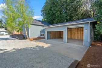Huge 720sqft 3-Car Garage/Shop w/Separate RV Door.